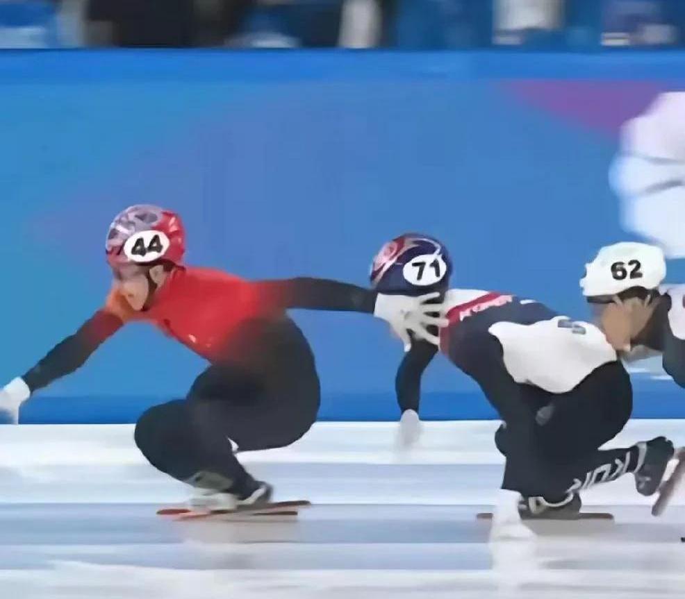 乐鱼体育App下载-&quot;温暖瞬间：运动员赛后帮助对手站起来&quot;