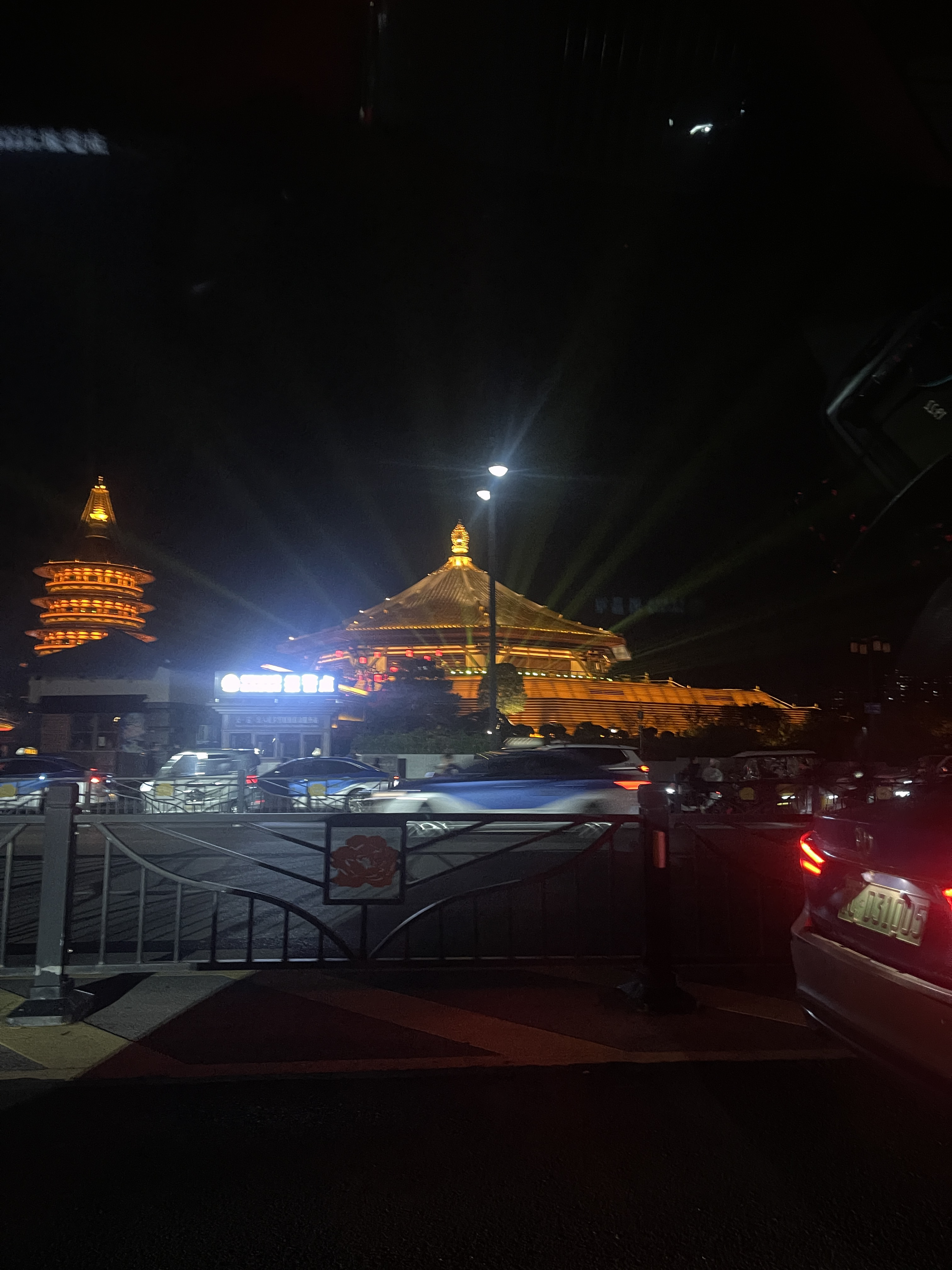 乐鱼电竞在线平台登录入口-夜幕灯光轮滑表演，城市街头的青春舞台的简单介绍