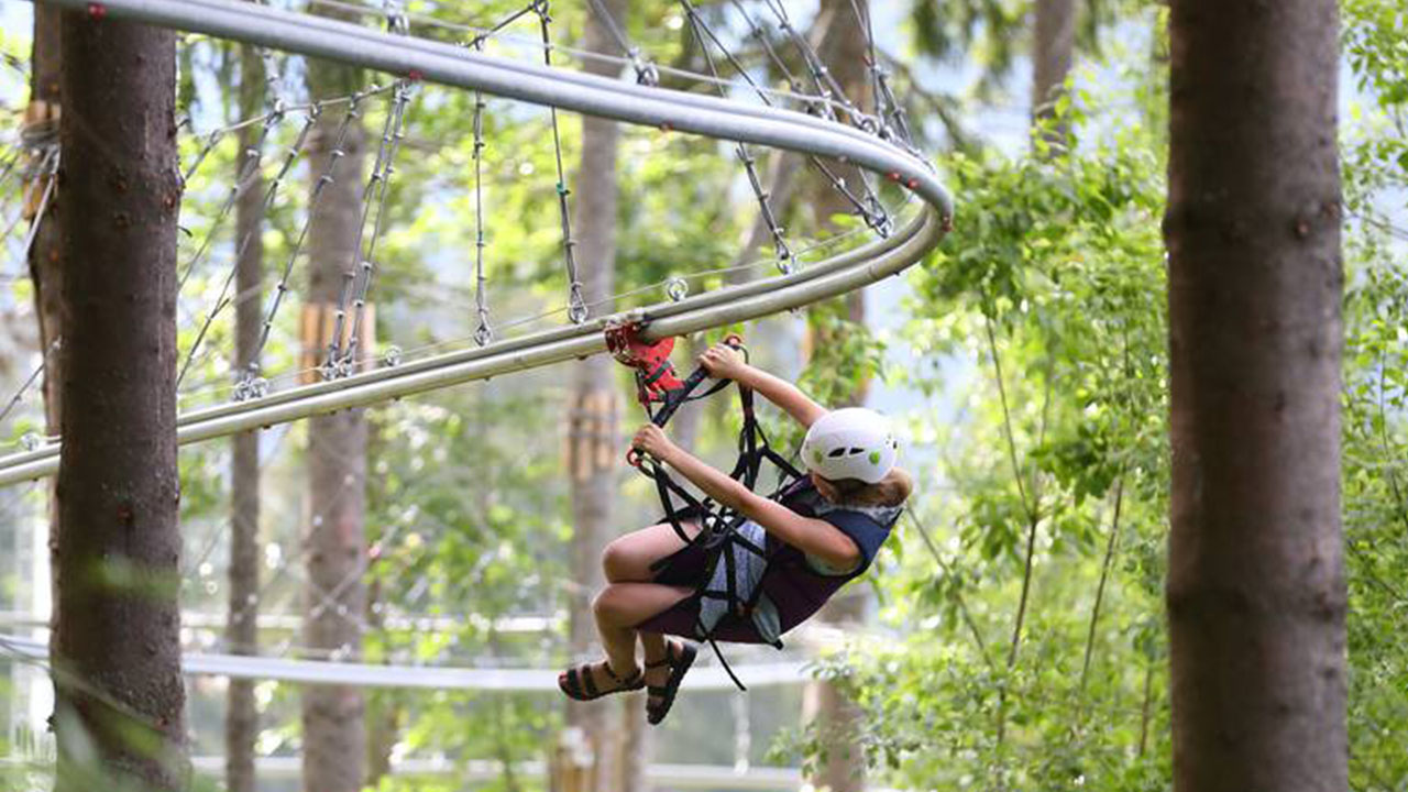 关于国际水上高空滑索比赛，飞跃山谷的极速体验的信息