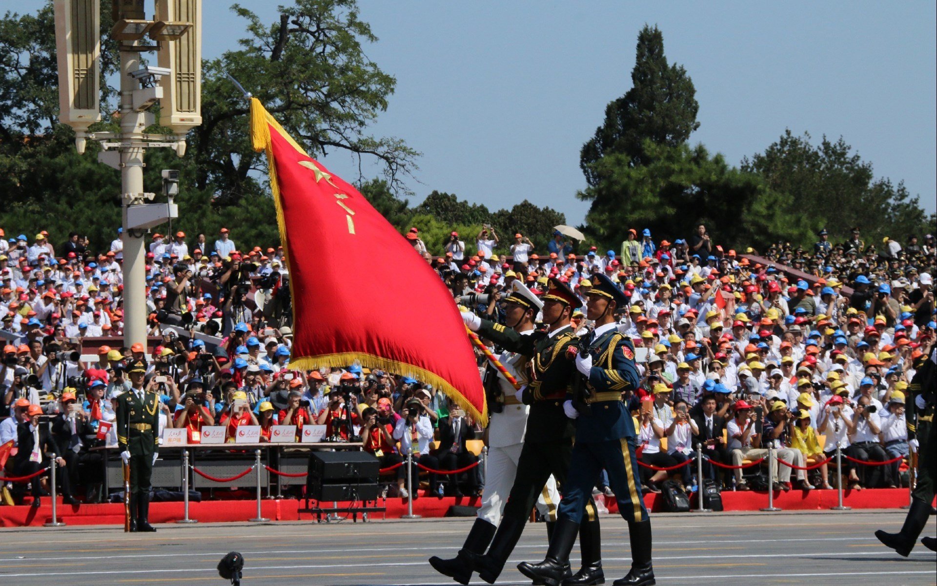 _湖人疯狂反扑！詹姆斯绝杀瞬间点燃全场_，詹姆斯湖人经典比赛