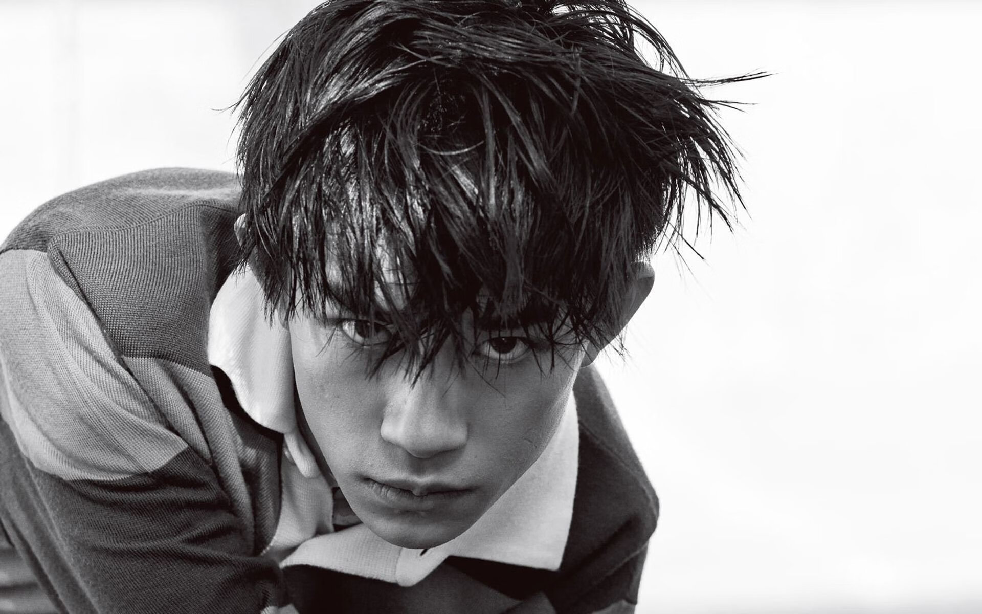 赛场竞争激烈,球员奋发拼搏争夺冠军,争冠球队