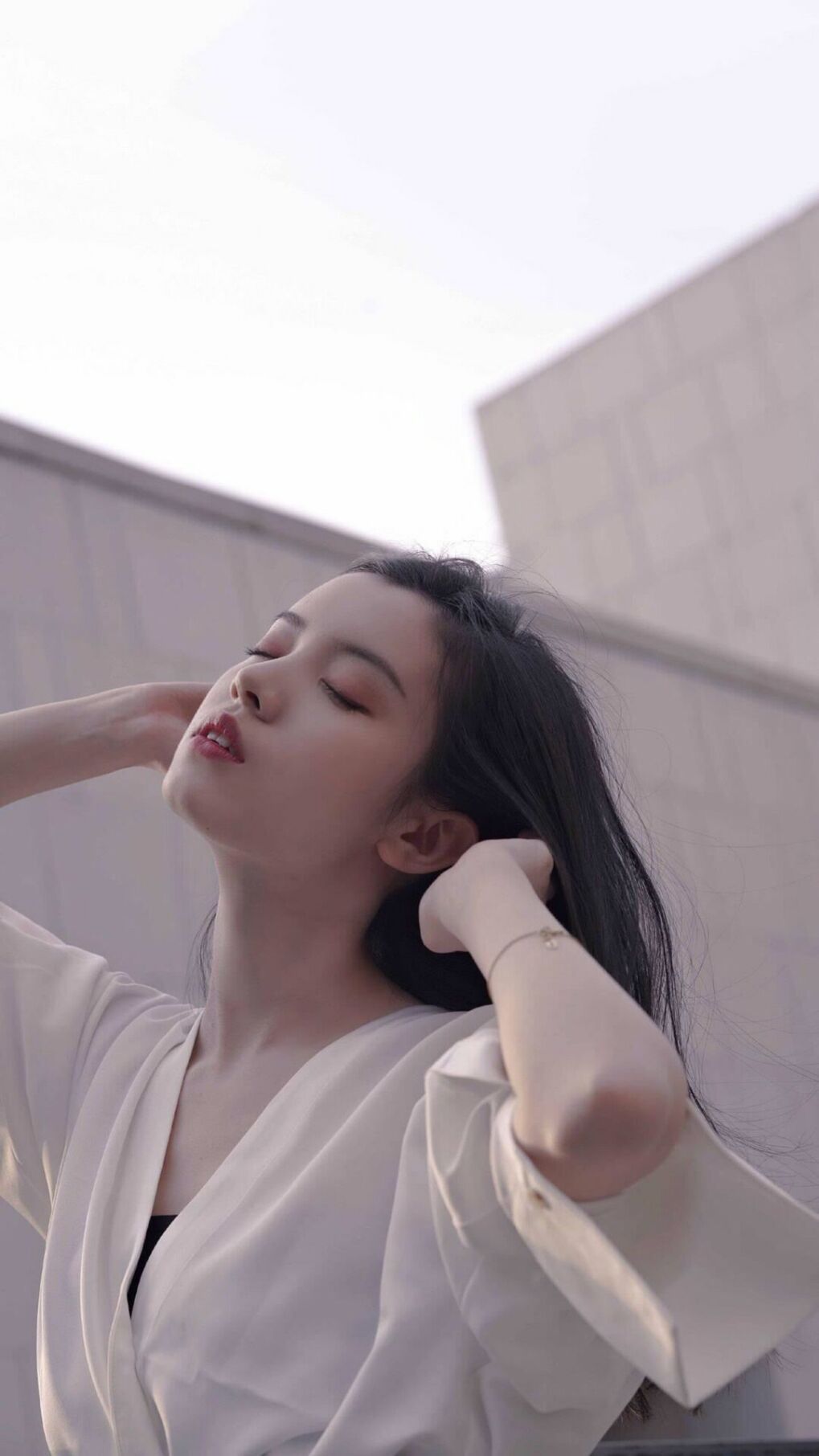 中场三人组主导控场节奏，中场组合站位